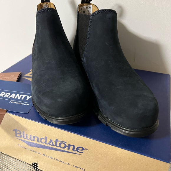 Blundstone 1975 Chelsea Booties. Brand new women’s size 7.5 - Picture 3 of 8
